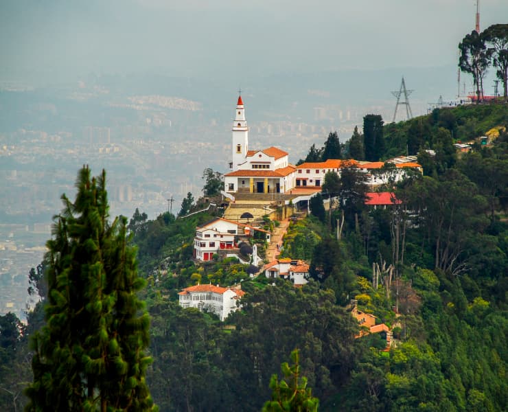 Disfruta de una espectacular vista aérea de Monserrate
