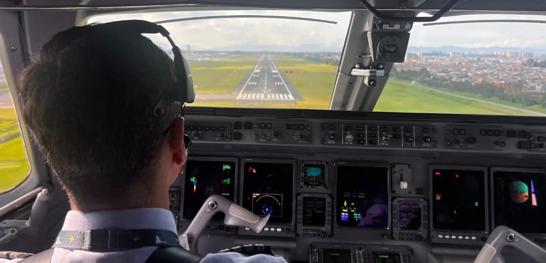 Imagen del interior de la cabina de un avión Satena